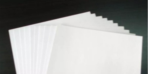 PP合成紙和銅版紙不（bú）幹（gàn）膠（jiāo）材料哪個（gè）更好？