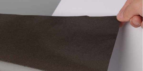 鐳射膜不（bú）幹膠與PVC不幹膠又（yòu）存在（zài）什麽關（guān）係呢？