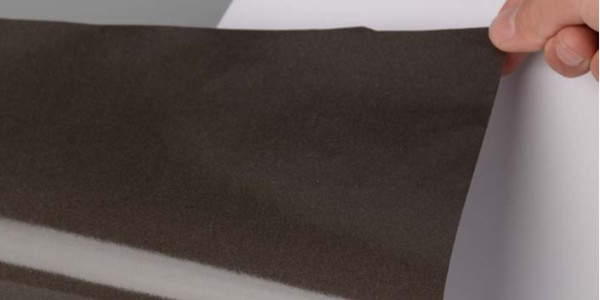 PVC不（bú）幹膠材料與牛皮紙的區別？