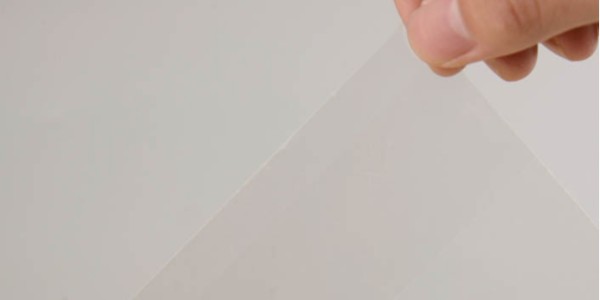 一起來看看PVC不幹膠和拉絲銀不（bú）幹（gàn）膠的對（duì）比