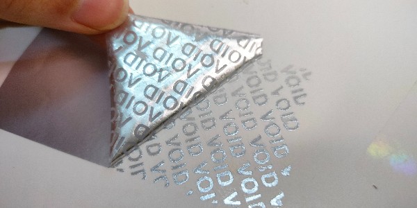 亞（yà）銀VOID不幹膠材料是防偽標簽的（de）一種一般貼在哪裏？